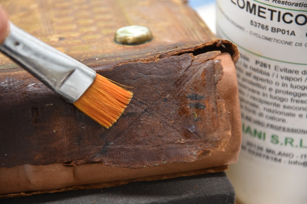 Application of the cyclomethicone on the grain side of the leather. Photography by Viviana Molinari; courtesy of the Biblioteca San Francesco della Vigna di Venezia.