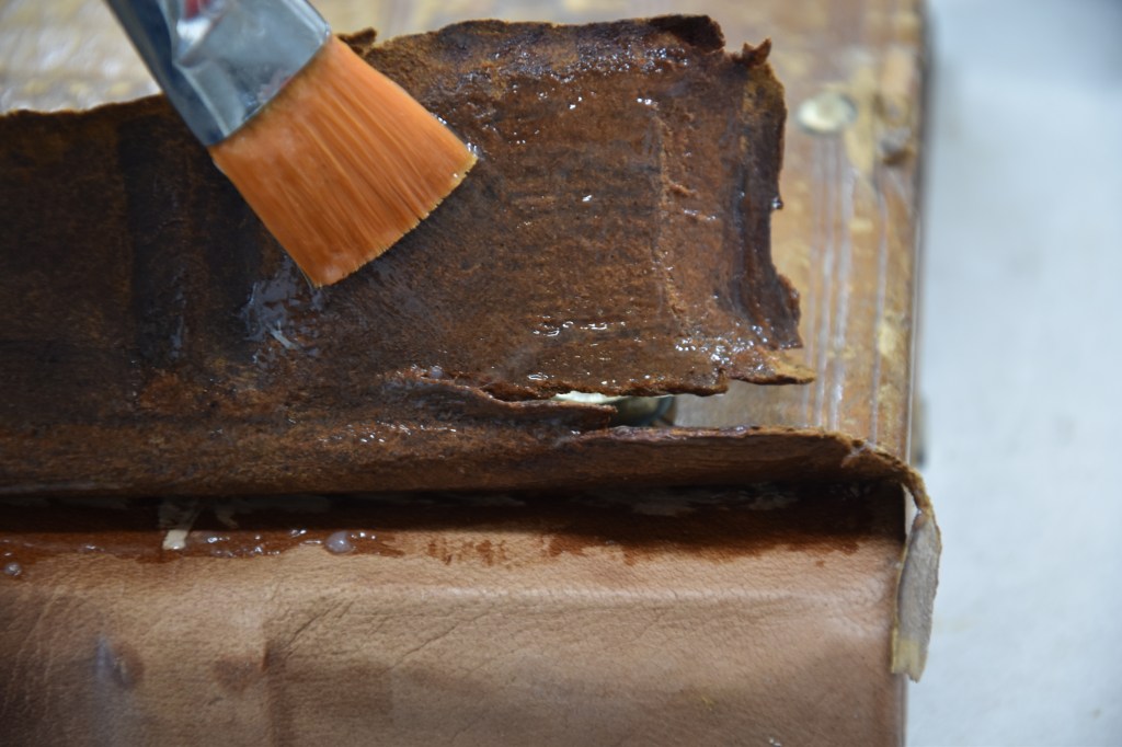 Spreading the wheat starch paste. Photography by Viviana Molinari; courtesy of the Biblioteca San Francesco della Vigna di Venezia.